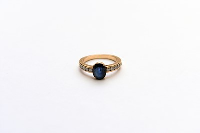 Lot 286 - A sapphire and diamond ring