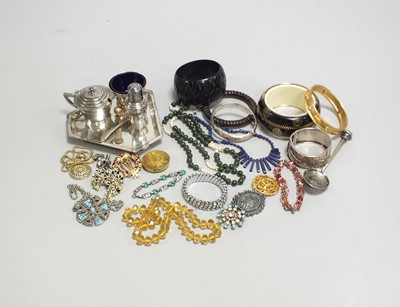 Lot 256 - A large collection of various pieces of costume jewellery