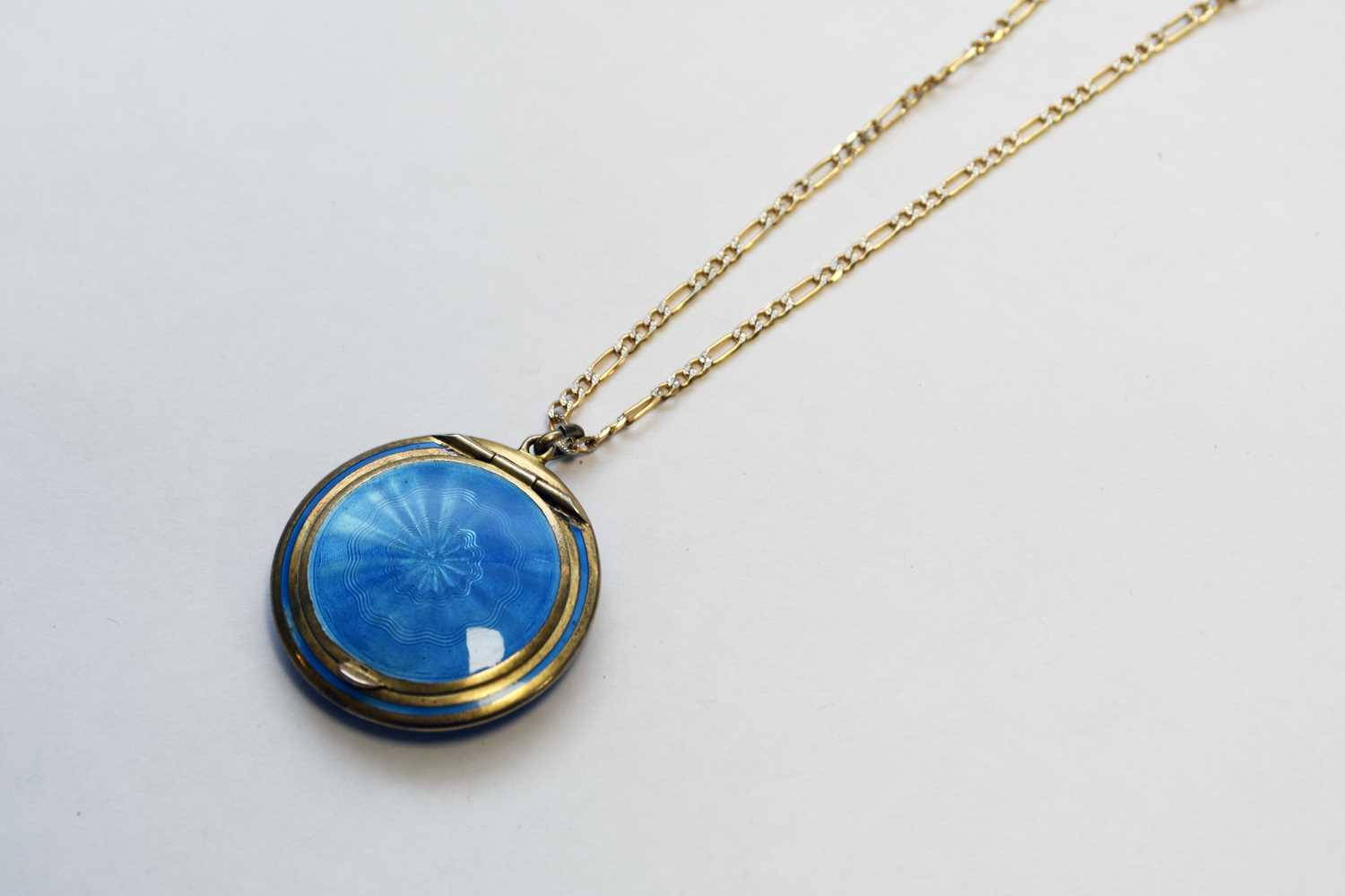 Lot 255 - A 9ct gold chain with blue enamel compact