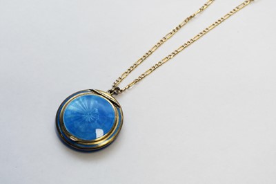 Lot 255 - A 9ct gold chain with blue enamel compact