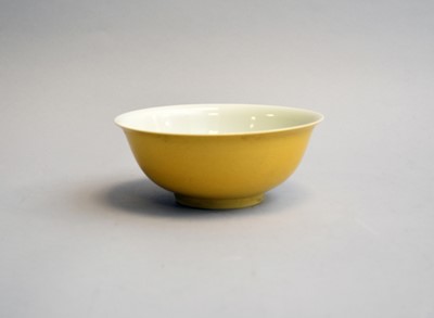 Lot 598 - A Chinese yellow ground dragon bowl, Hongzhi mark