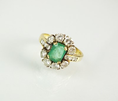 Lot 61 - An emerald and diamond cluster ring