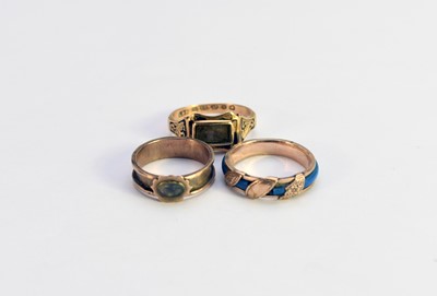 Lot 320 - An 18ct gold plaited hair and enamel mourning ring and two bands
