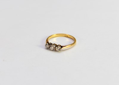 Lot 273 - A graduated three stone diamond ring