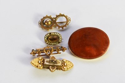 Lot 323 - A collection of five brooches