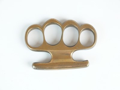 Lot 46 - First World War trench combat knuckle duster