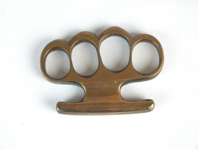 Lot 46 - First World War trench combat knuckle duster