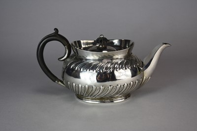 Lot 25 - An Edwardian silver teapot