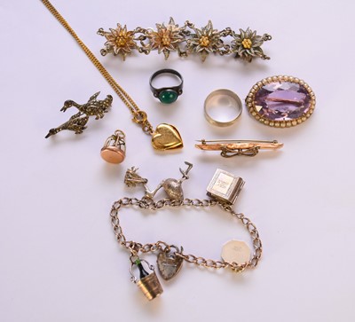 Lot 129 - A small collection of jewellery
