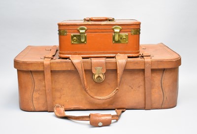 Lot 484 - A tan leather suitcase and vanity case