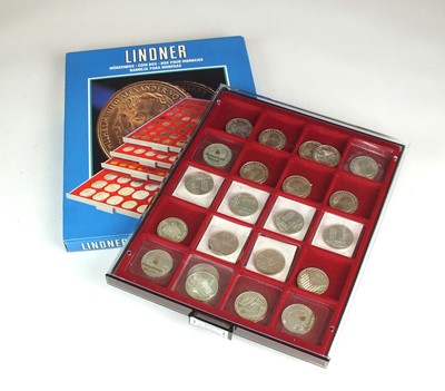 Lot 219 - A collection of coins