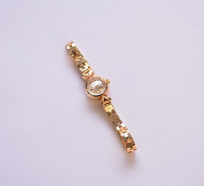 Lot 151 - A lady's 9ct gold Omega wristwatch