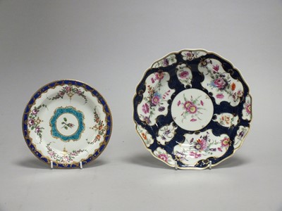 Lot 199 - A Worcester porcelain plate circa 1770 painted...