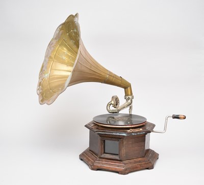 Lot 420 - An early 20th century wood cased wind-up gramophone