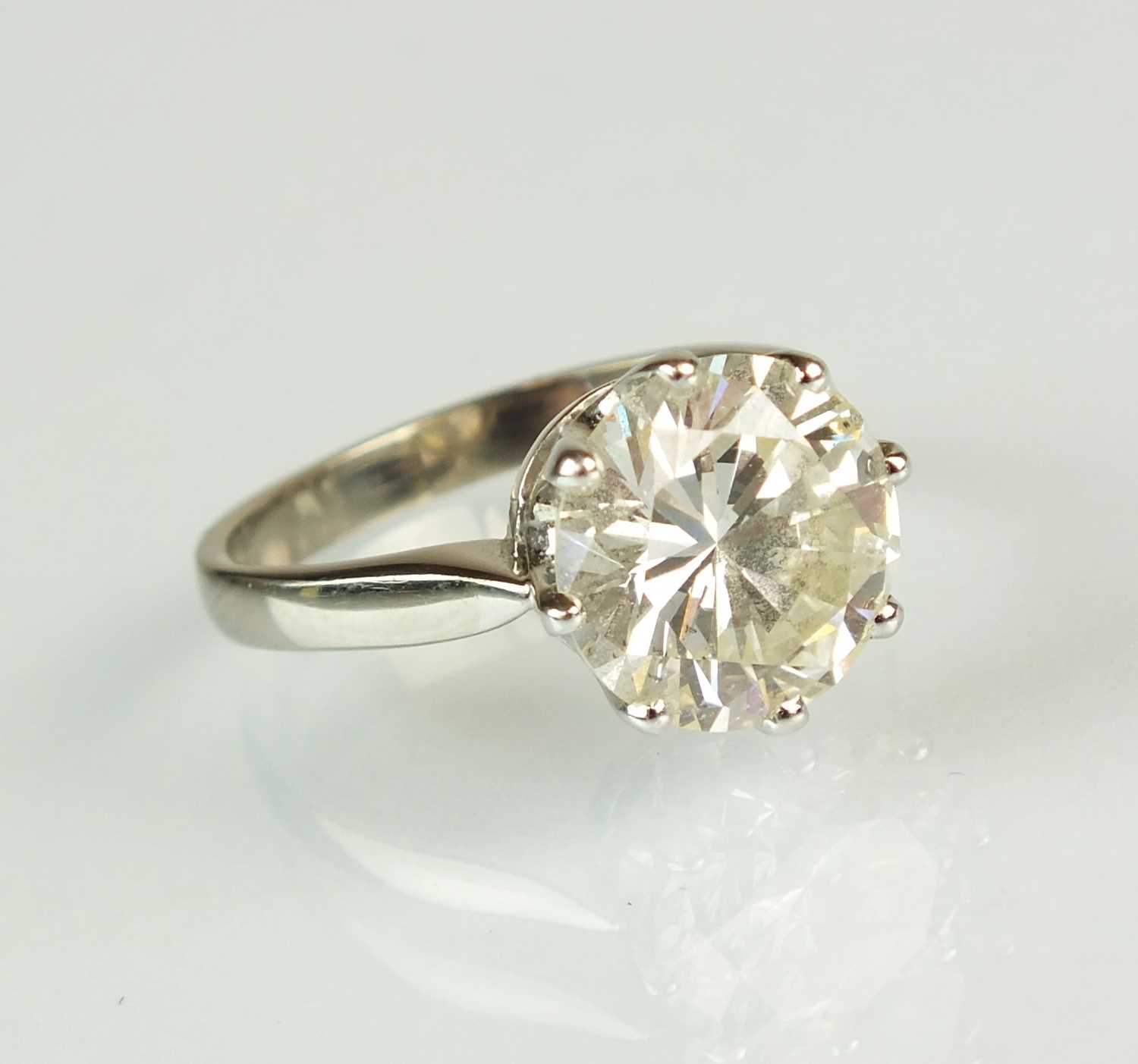 Lot 52 - A single stone diamond ring