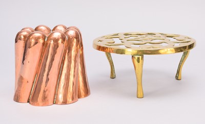 Lot 562 - A group of Edwardian and later copper and brassware
