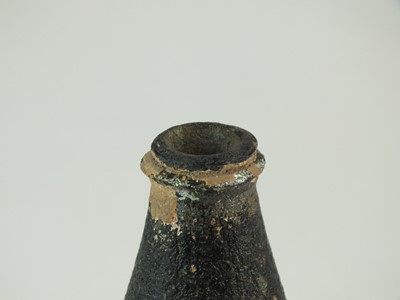 Lot 161 - An early 18th century English glass onion bottle
