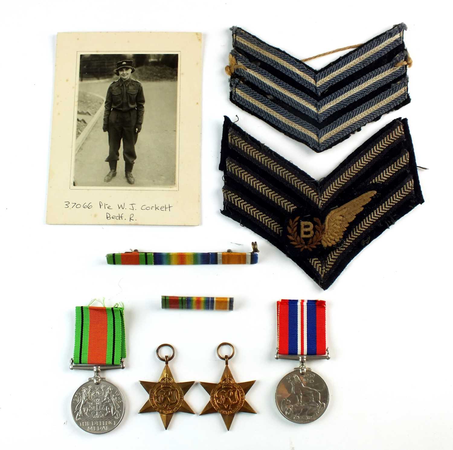 Lot RAF Bomb Aimer's WWII Medal Group and cloth insignia