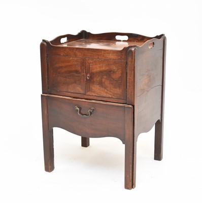 Lot 585 - A George III mahogany tray-top, bedside commode