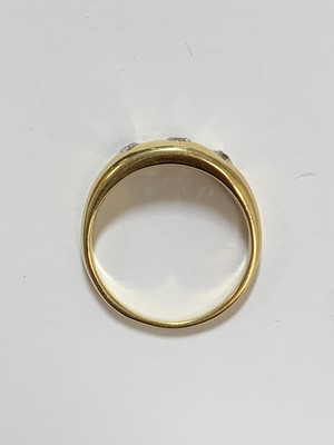 Lot 64 - An early 20th century three stone diamond ring