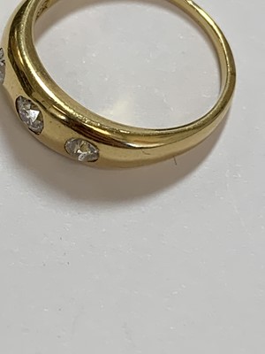 Lot 64 - An early 20th century three stone diamond ring