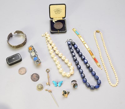 Lot 143 - A collection of various pieces of costume jewellery