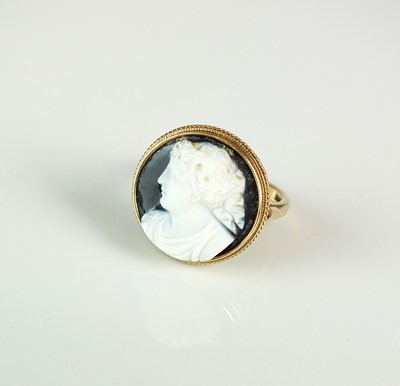 Lot 86 - A 9ct gold hardstone cameo ring