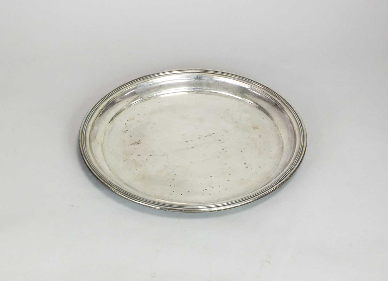 Lot 120 - An American Sterling silver salver/plate by Gorham
