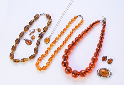 Lot 95 - A collection of amber jewellery