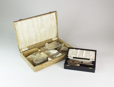 Lot 123 - A cased silver mounted dressing table set
