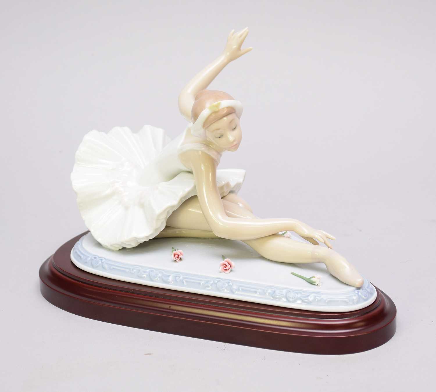 Lot 422 - Lladro limited edition figure of 'Ovation'