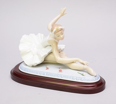Lot 422 - Lladro limited edition figure of 'Ovation'