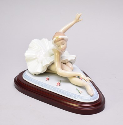 Lot 422 - Lladro limited edition figure of 'Ovation'