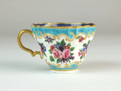 Lot 123 - Large Caughley half-fluted caudle cup, circa 1785-92