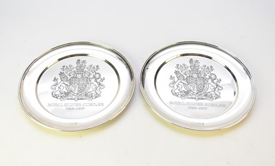 Lot 1 - A pair of silver commemorative plates to celebrate the Silver Jubilee