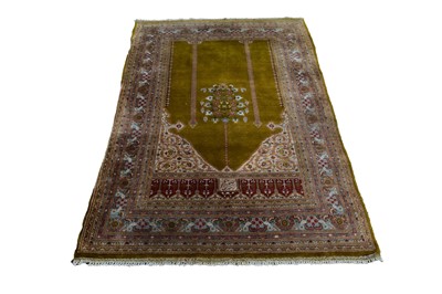 Lot 749 - A Keyseri pattern rug
