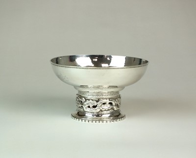 Lot 12 - An Edward Spencer silver bowl