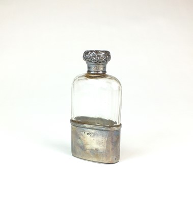 Lot 20 - An Edwardian silver mounted glass hip flask