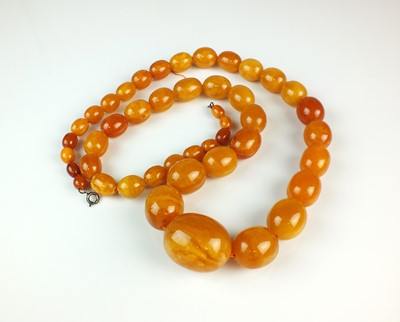 Lot 61 - A graduated amber bead necklace