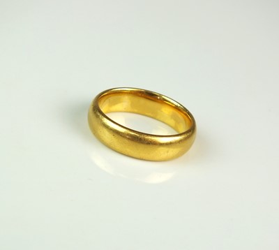 Lot 51 - A 22ct gold wedding band