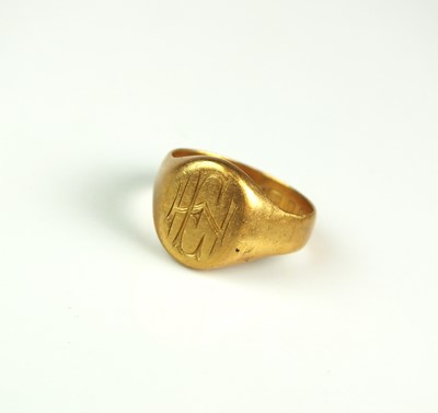 Lot 90 - An 18ct gold signet ring