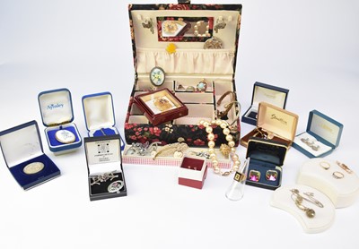 Lot 65 - A collection of jewellery and costume jewellery