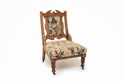 Lot 650 - An Edwardian walnut nursing or parlour chair