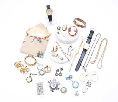 Lot 89 - A small collection of jewellery and costume jewellery