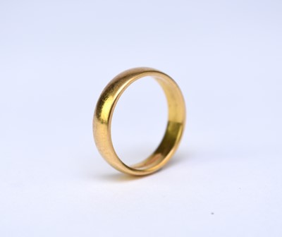 Lot 92 - A 22ct gold wedding band