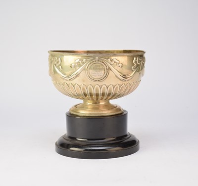 Lot 41 - An Edwardian silver presentation trophy cup