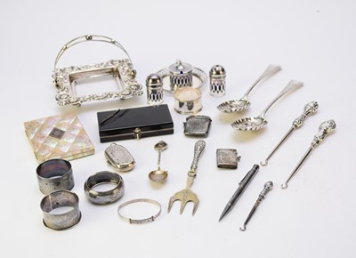 Lot 54 - A collection of silver and bijouterie