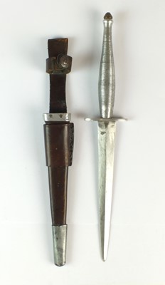 Lot 217 - WW2 Type-2 Variant Fighting Knife