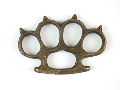 Lot 46 - A First World War trench warfare knuckle duster