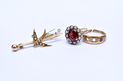 Lot 140 - Two rings and a bar brooch